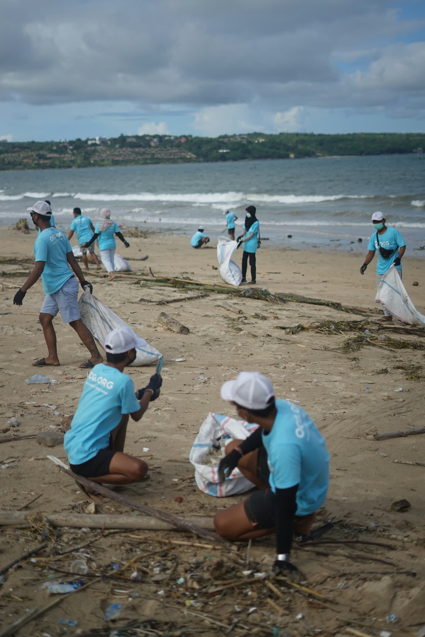 Bénévoles lors d'un nettoyage de plage