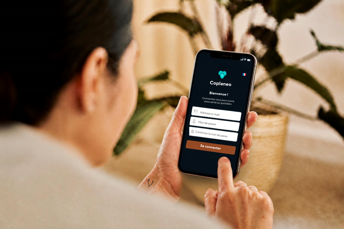 Personne qui utilise CoPlaneo sur son téléphone